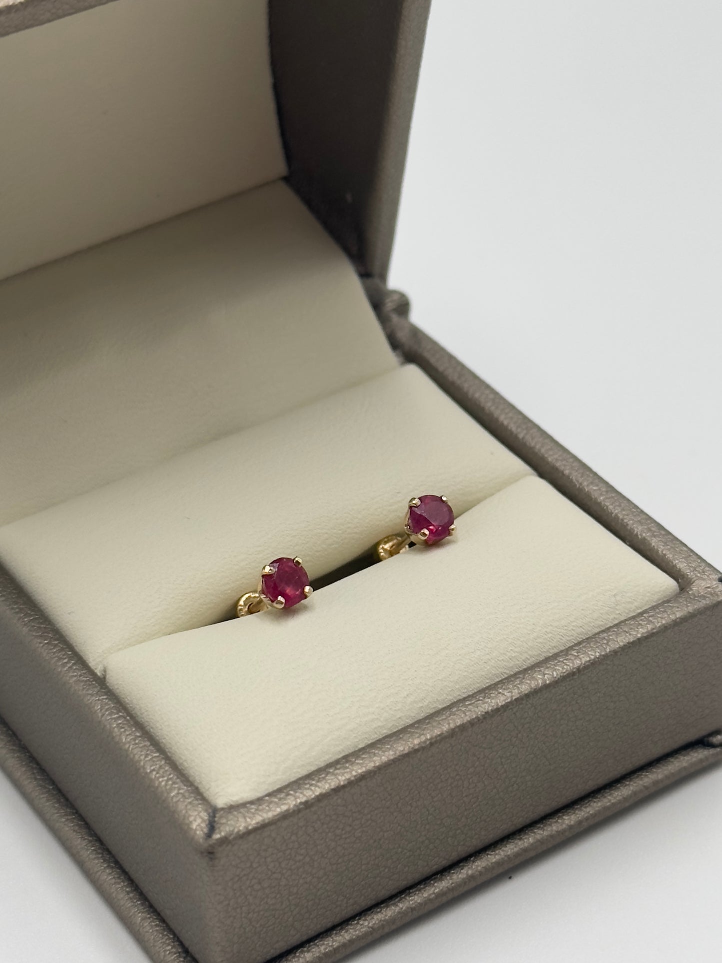 Broquel Ruby natural oro amarillo
