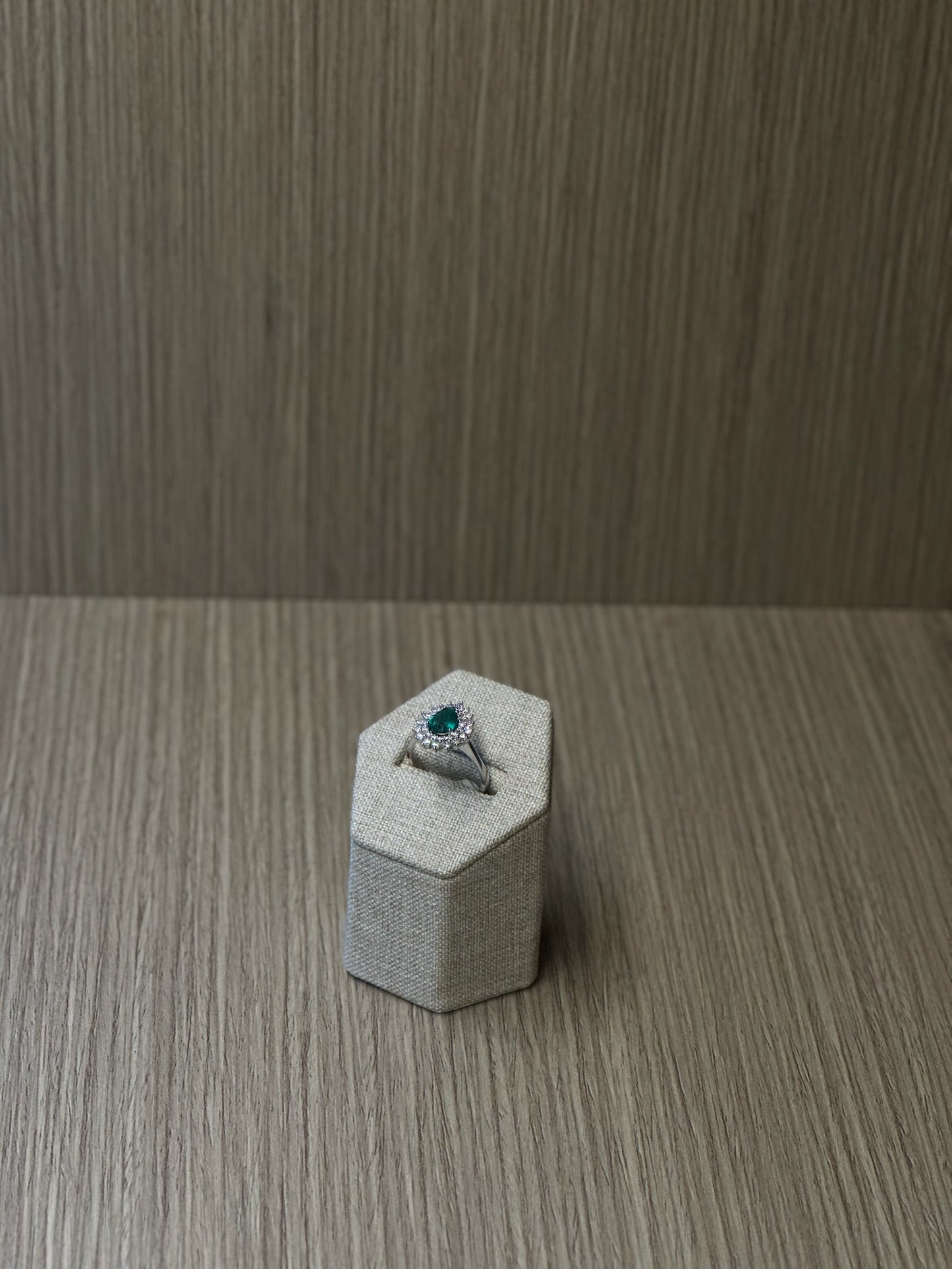 Anillo Diamantes con Esmeralda