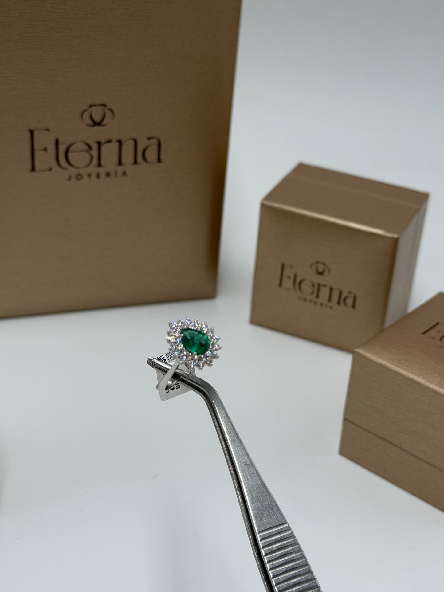 Anillo Diamantes con Esmeralda