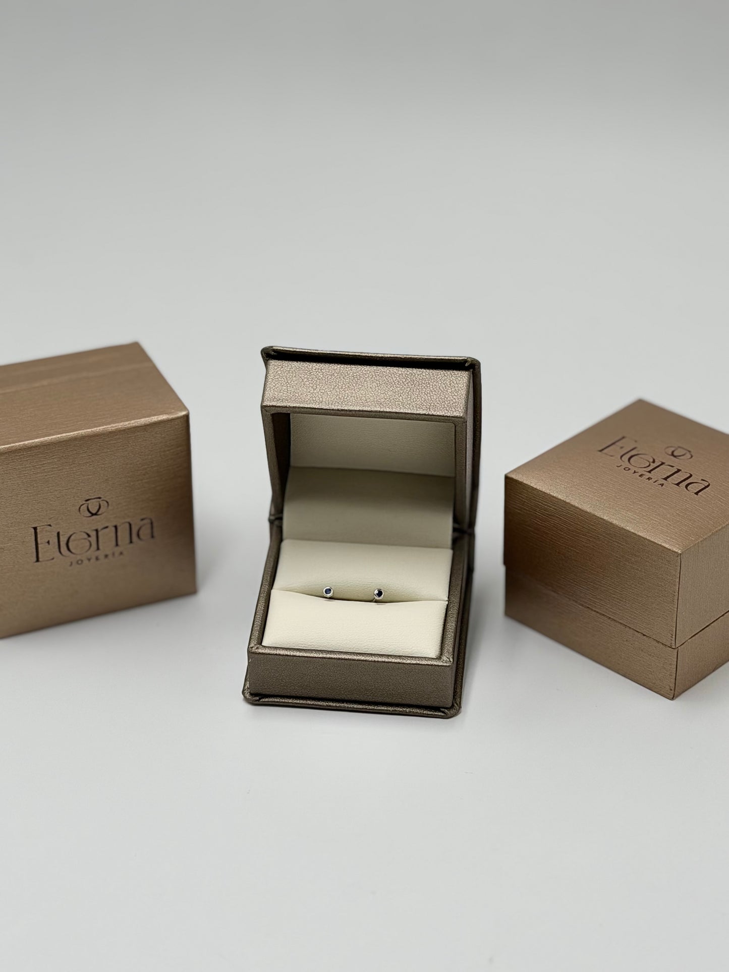 Broquel Zafiro oro blanco 14k