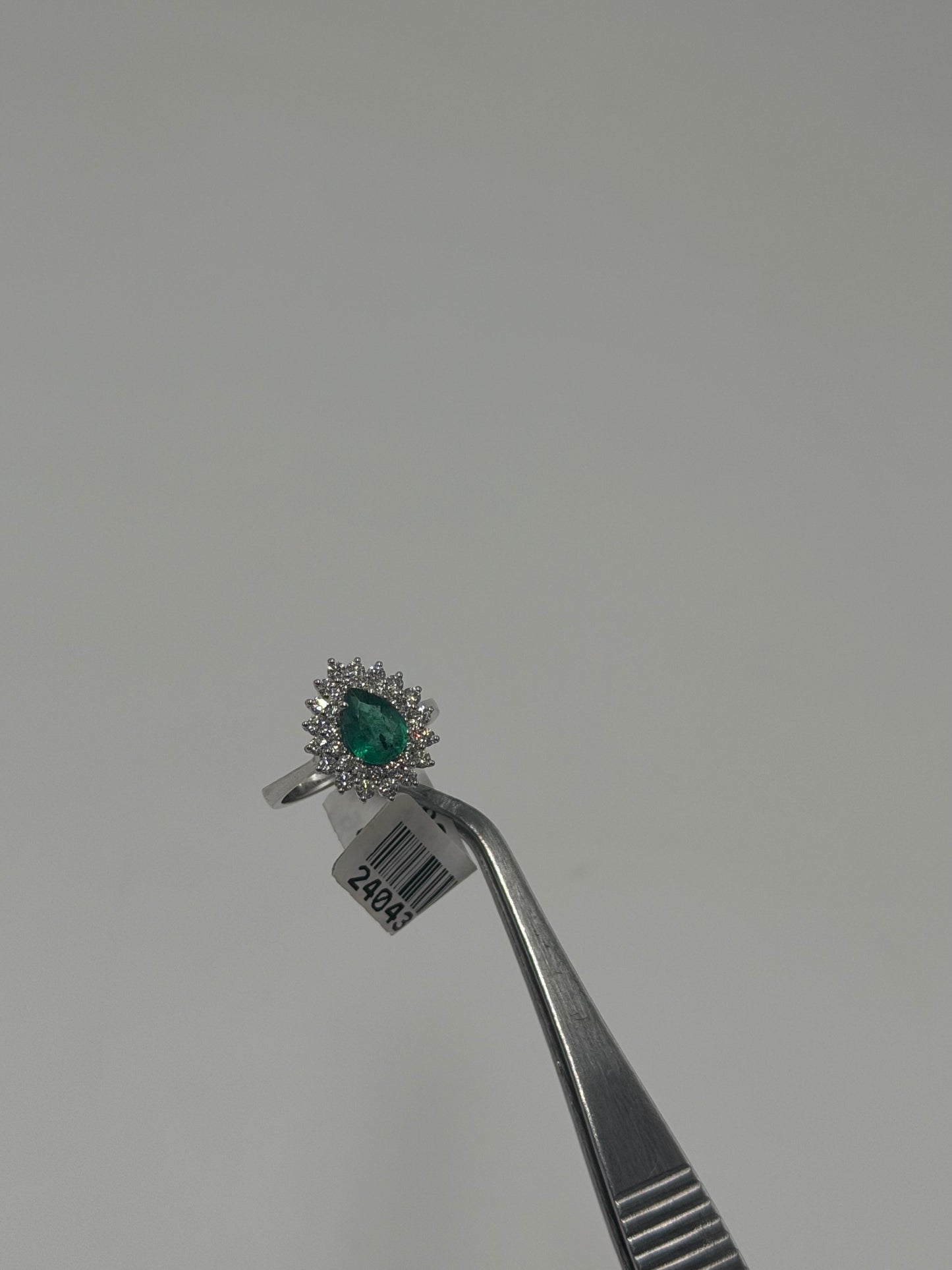 Anillo Diamantes con Esmeralda