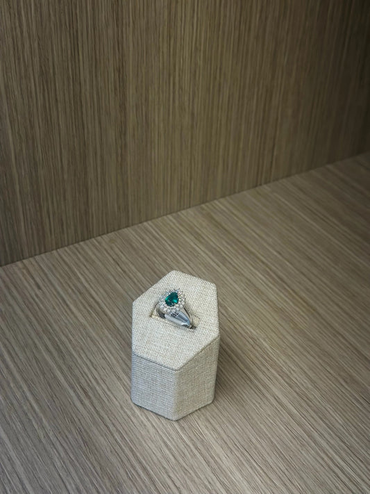Anillo Diamantes con Esmeralda