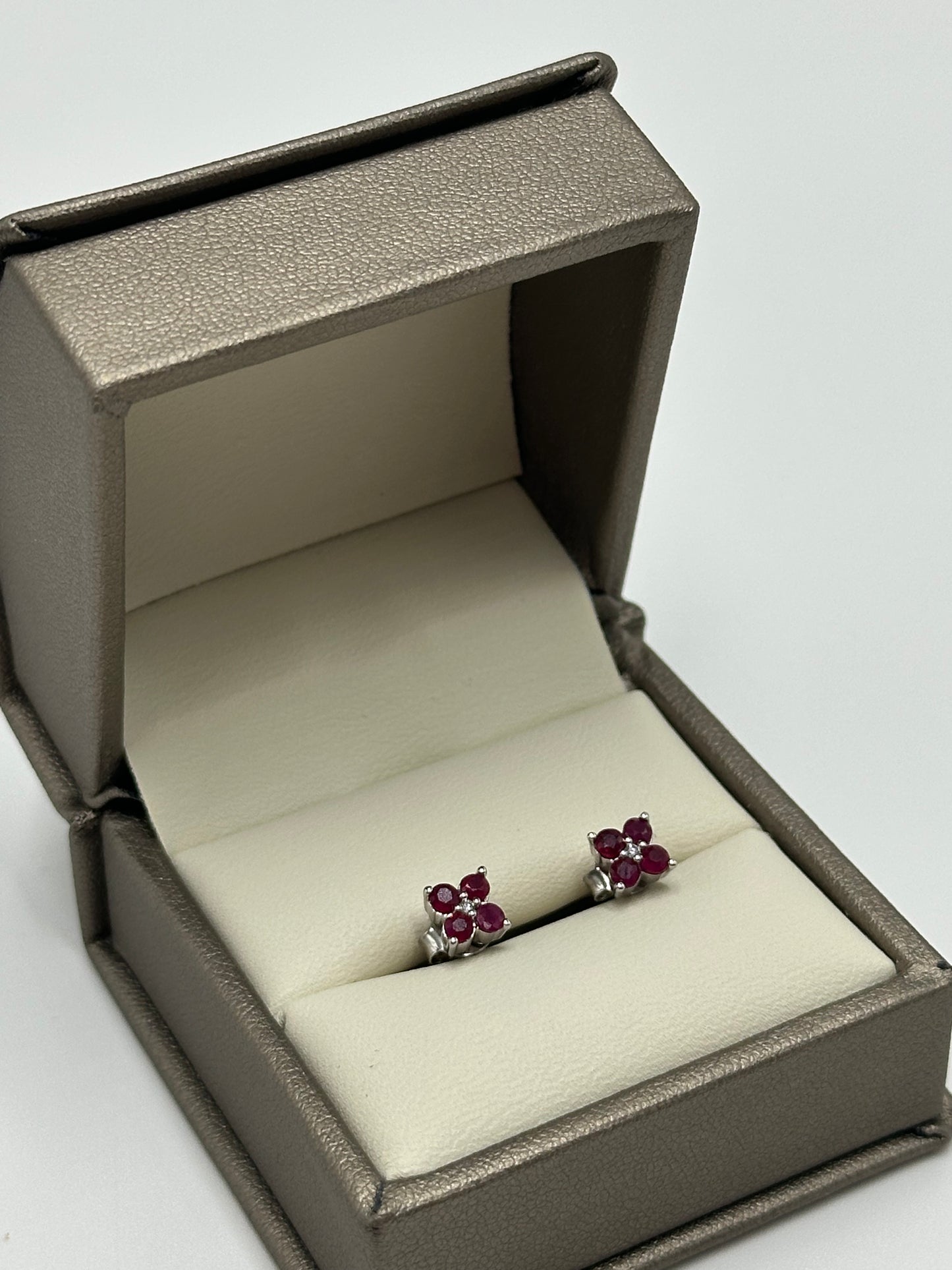 Pendientes Diamante y Ruby natural
