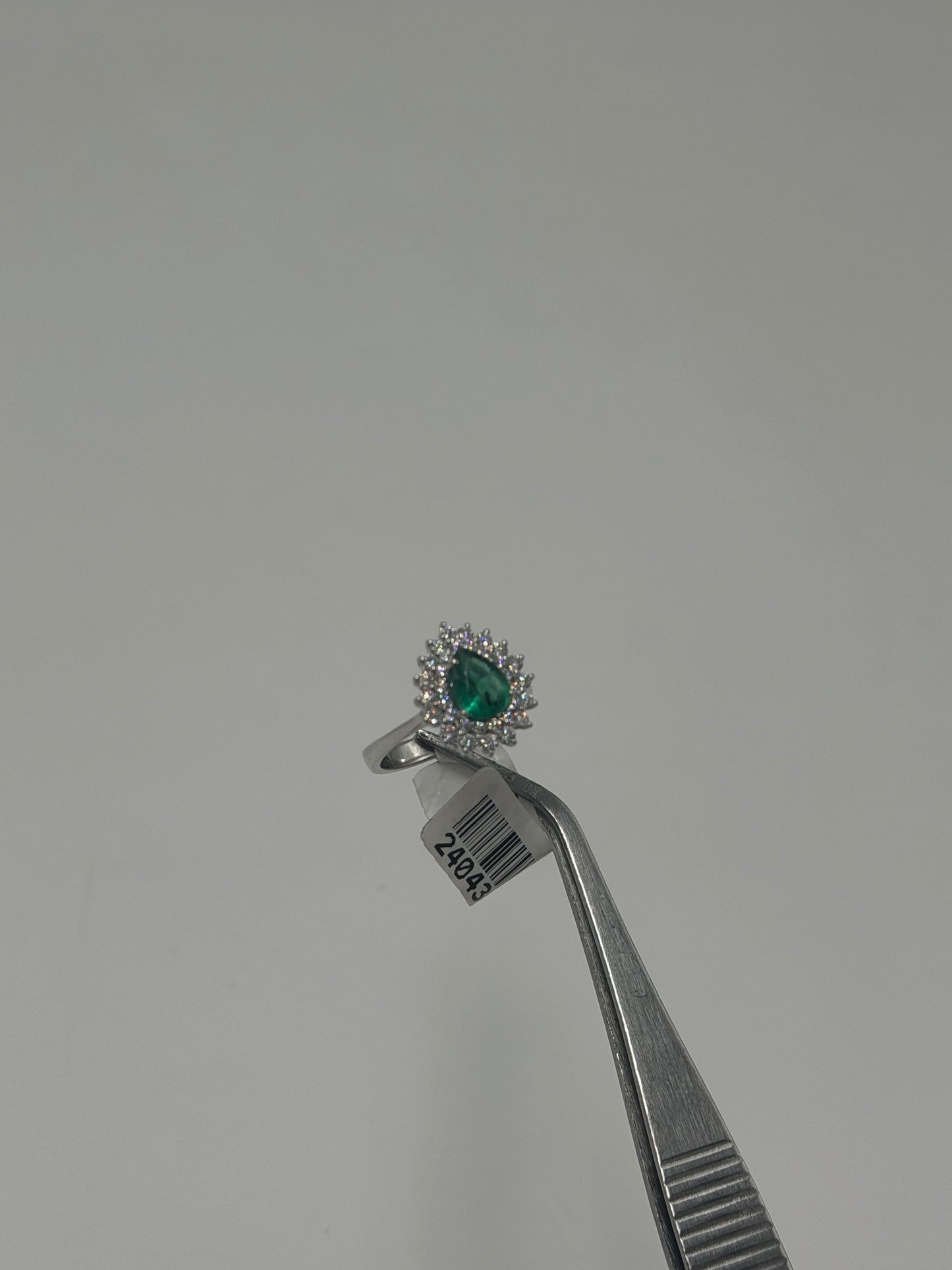 Anillo Diamantes con Esmeralda