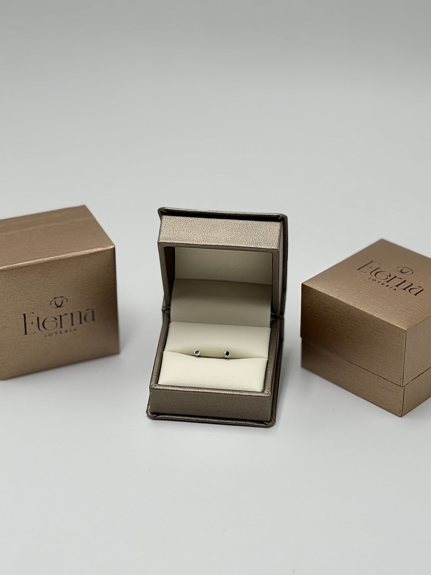 Broquel Zafiro oro blanco 14k