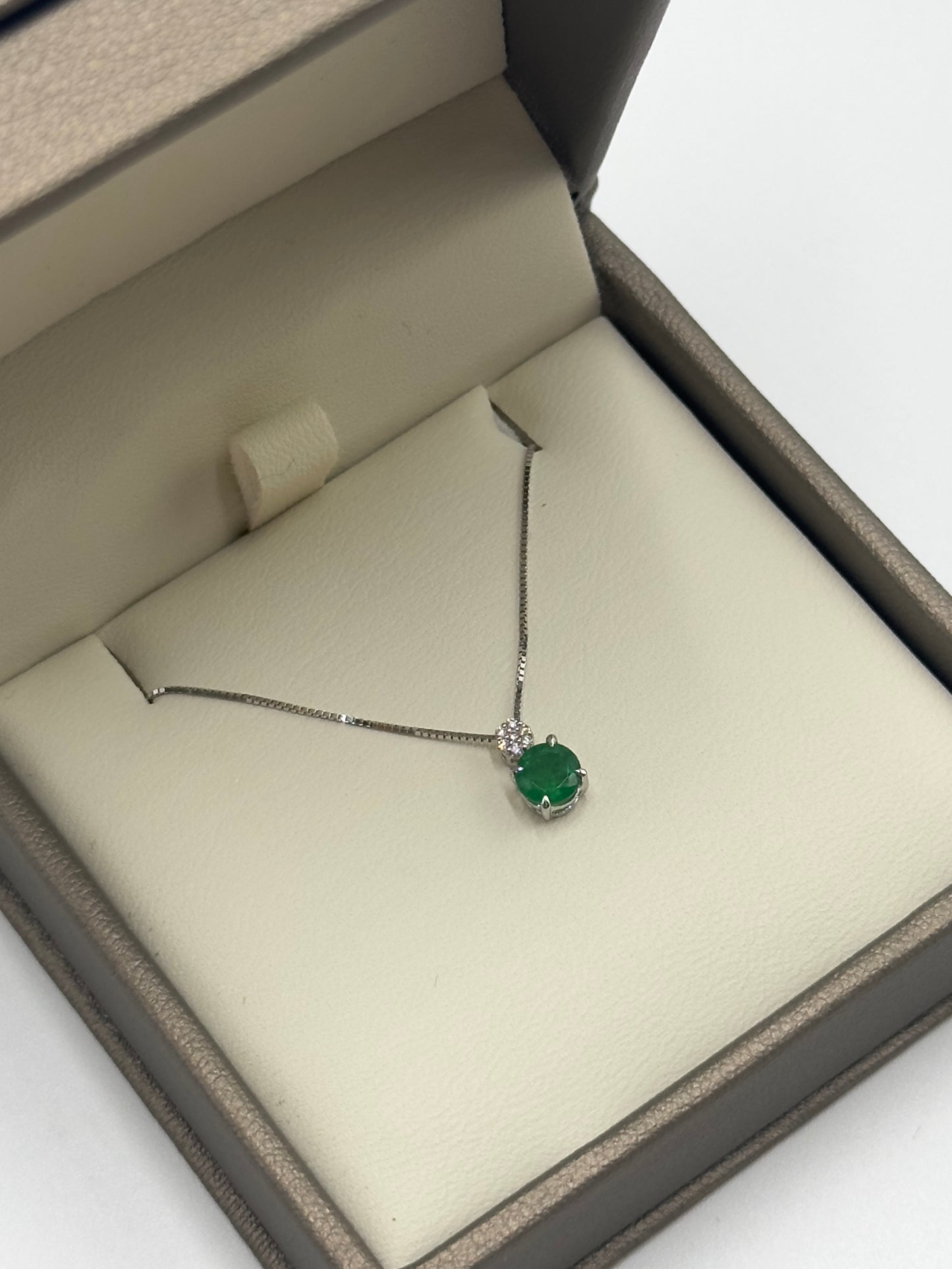 Collar Esmeralda y Diamante natural
