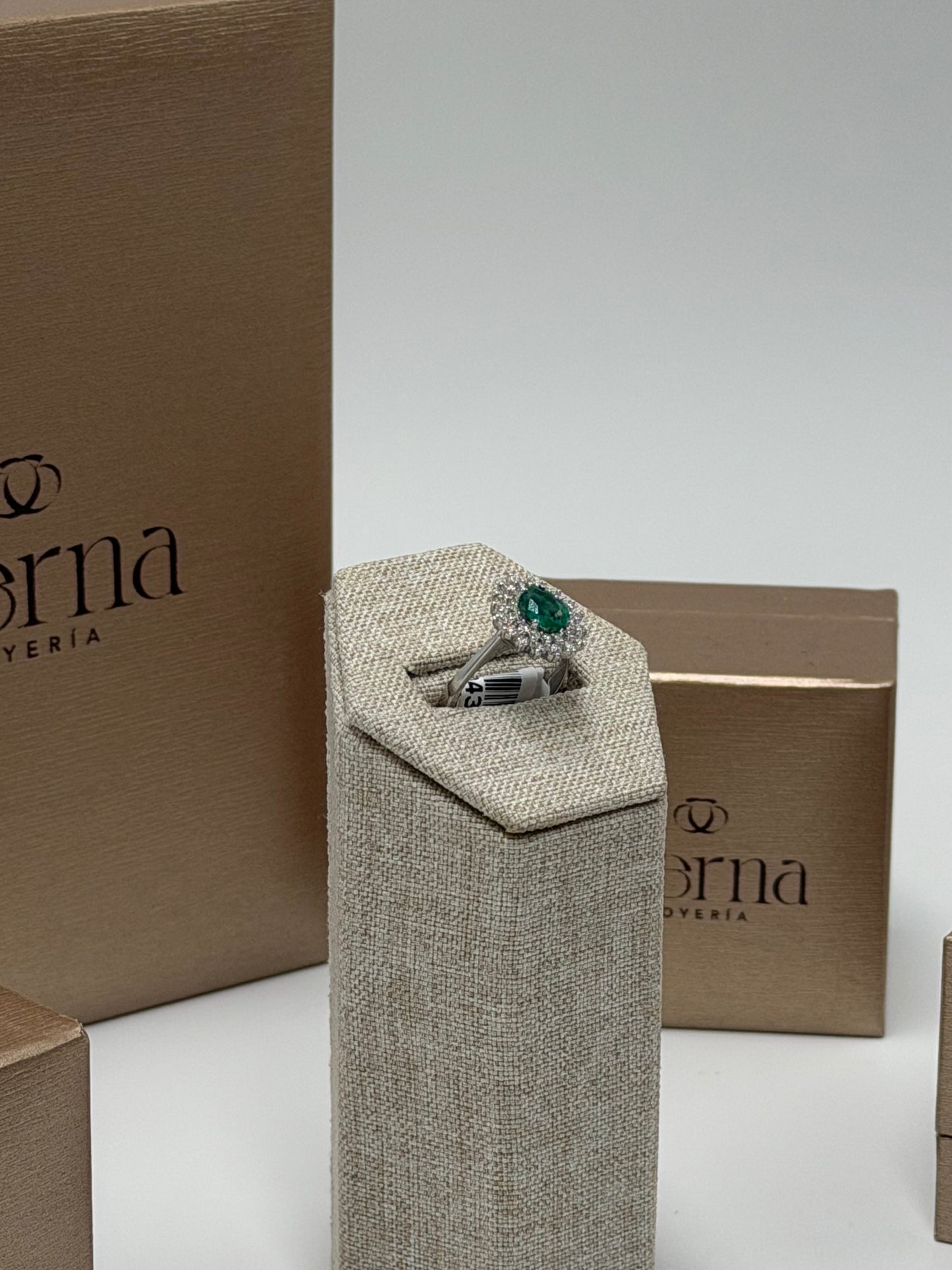 Anillo Diamantes con Esmeralda