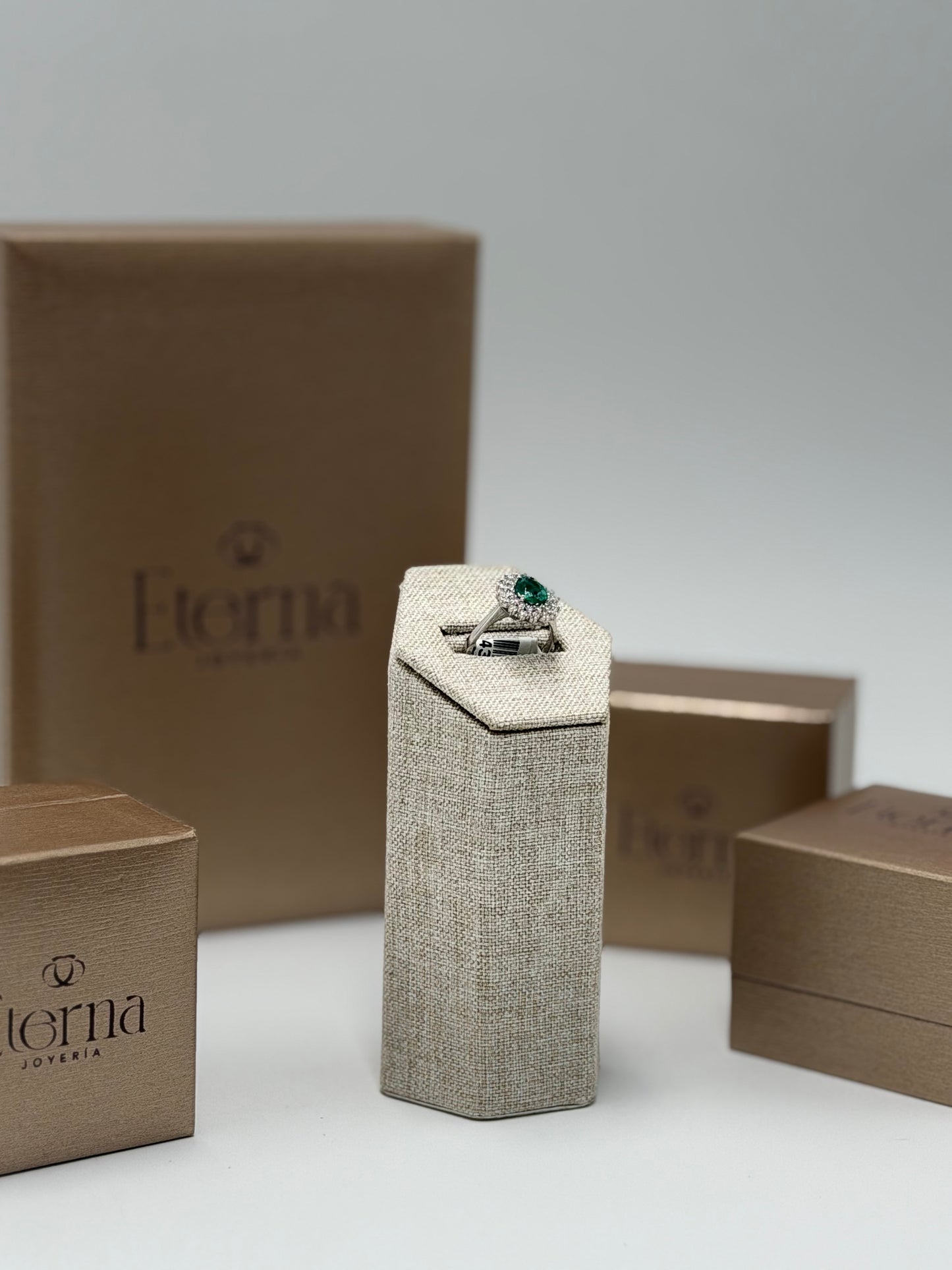 Anillo Diamantes con Esmeralda