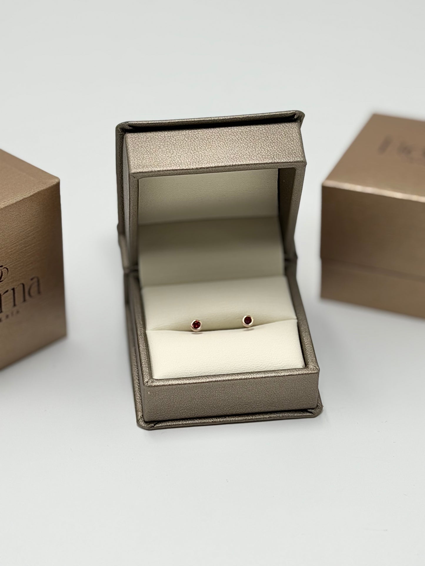 Broquel Rubí Oro Amarillo 14k