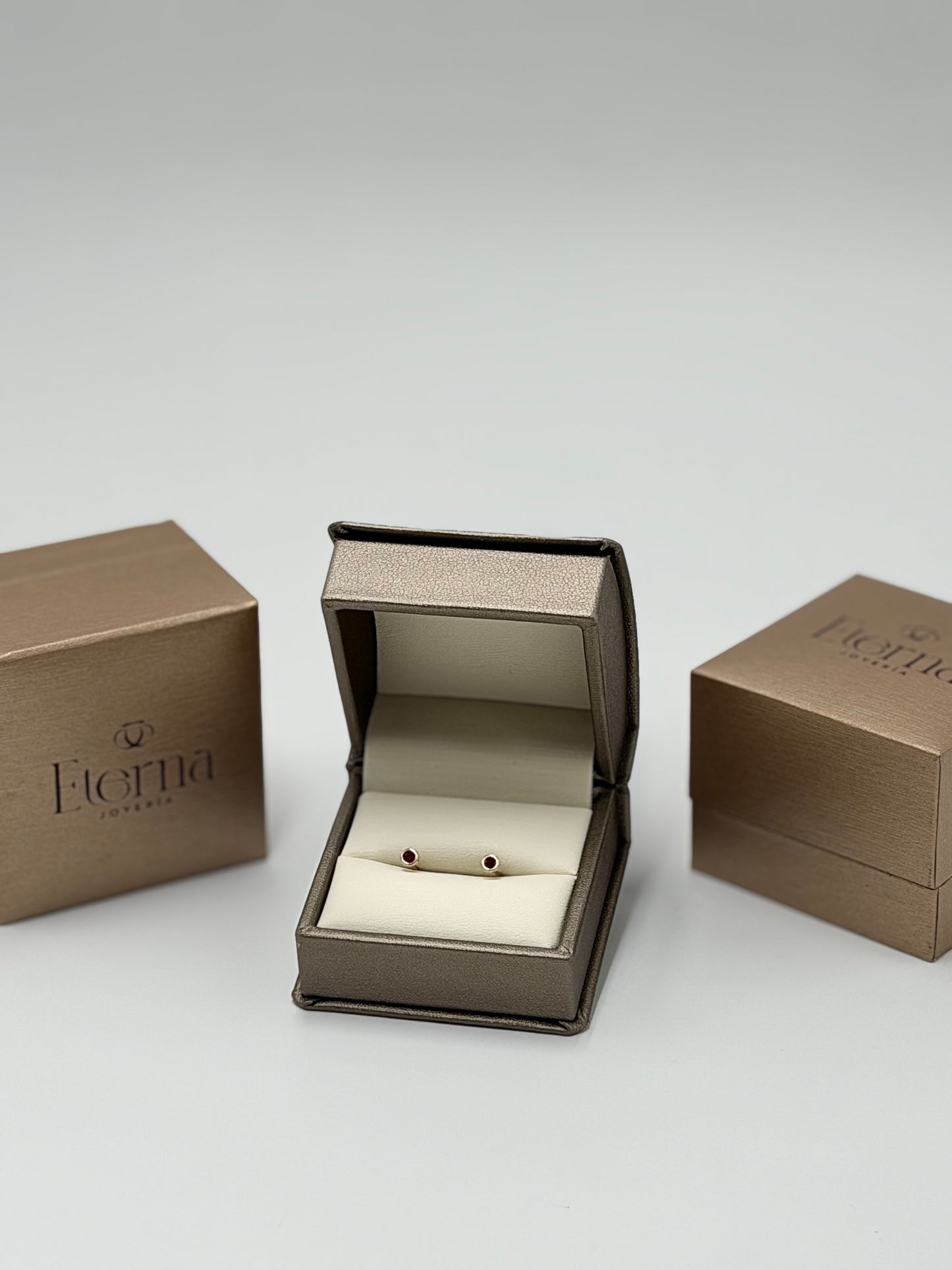 Broquel Rubí Oro Amarillo 14k