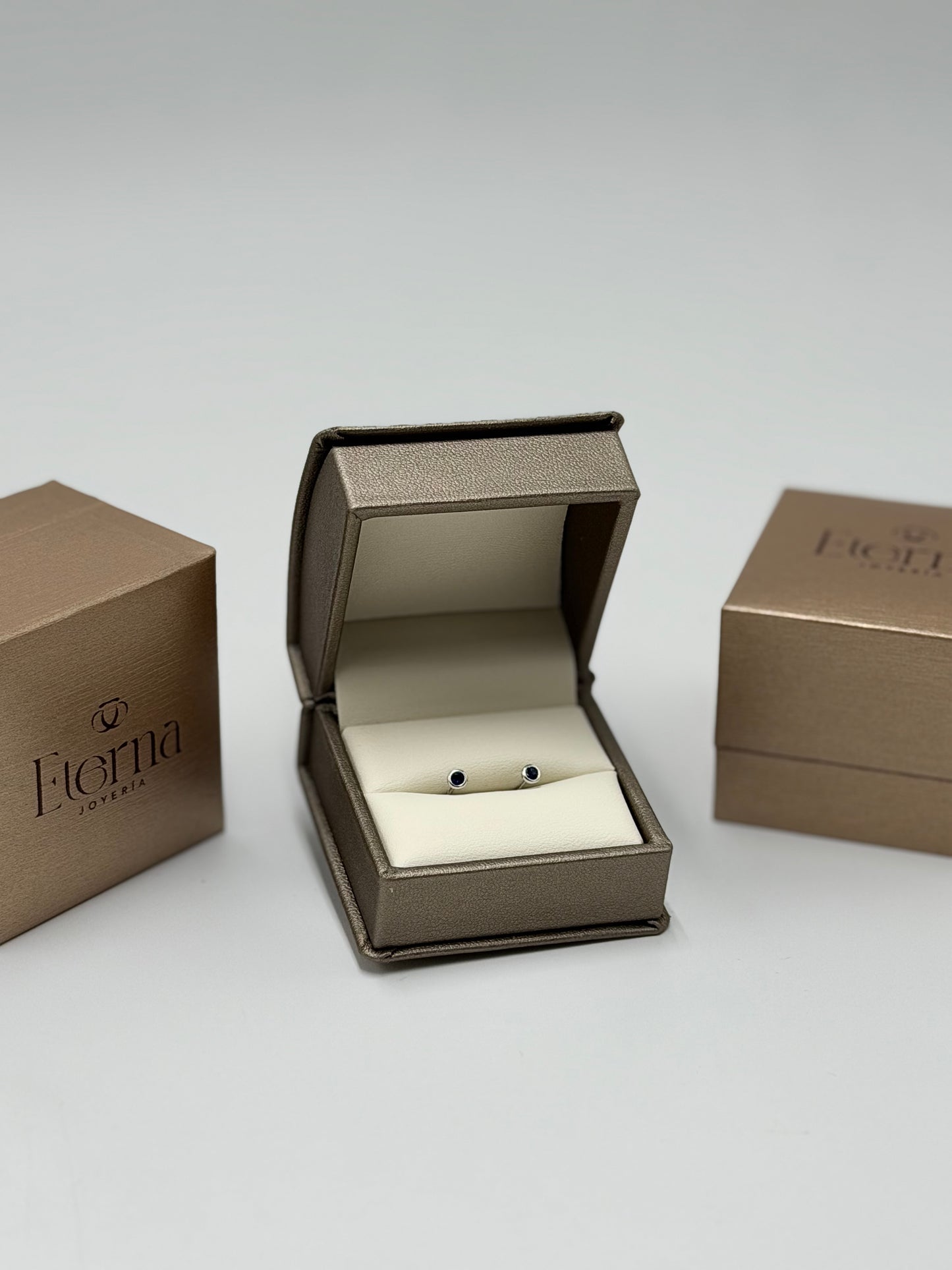 Broquel Zafiro Oro blanco 14k