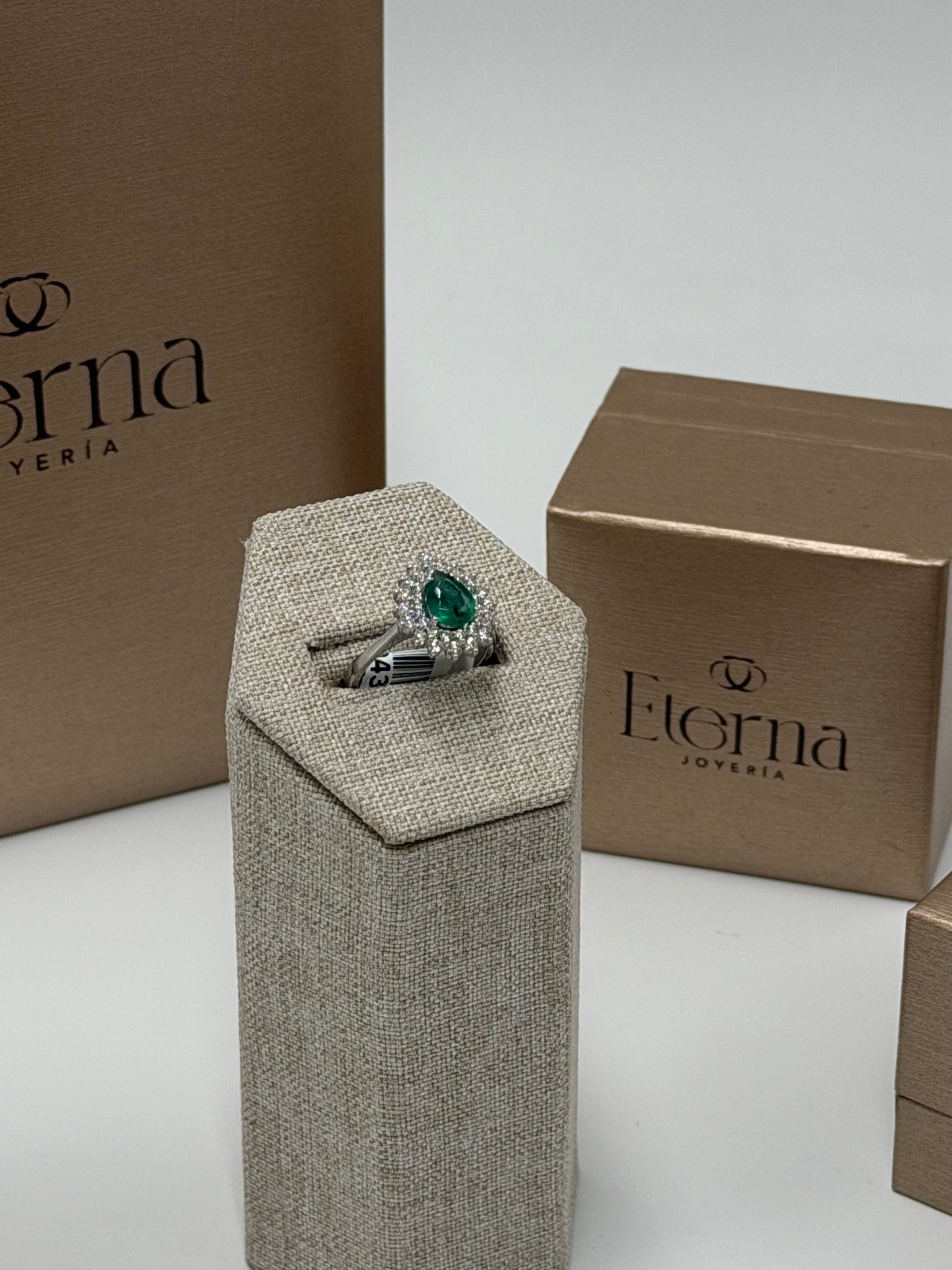 Anillo Diamantes con Esmeralda
