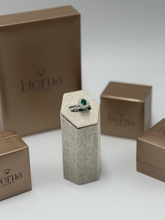 Anillo Diamantes con Esmeralda