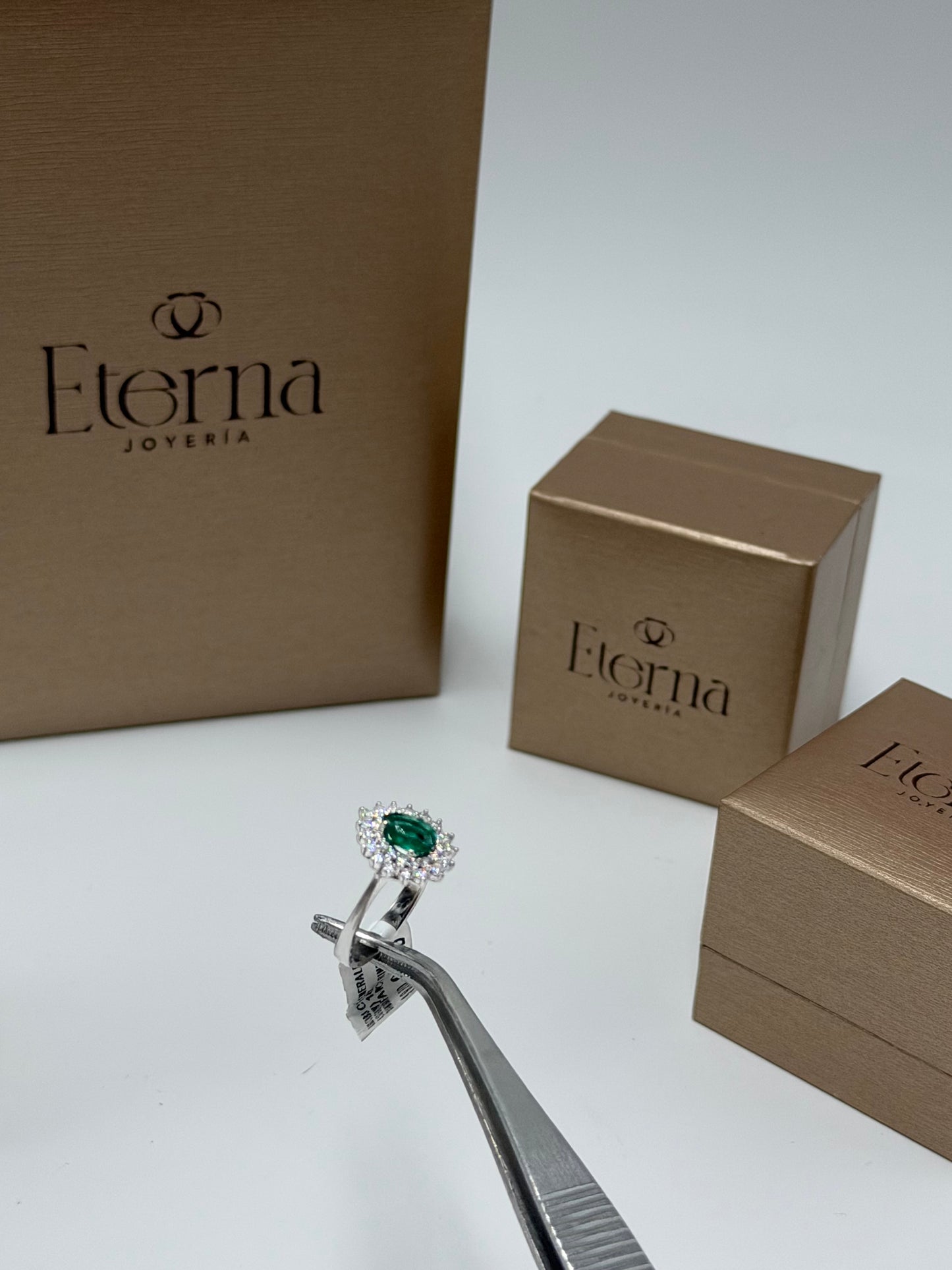 Anillo Diamantes con Esmeralda