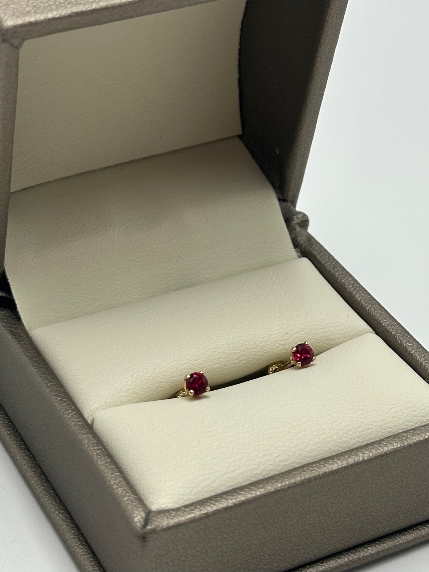 Broquel Ruby natural oro amarillo
