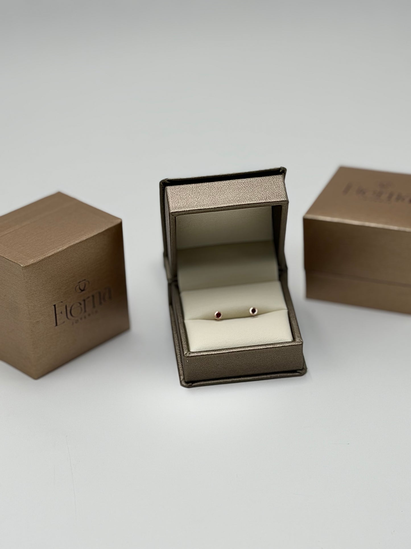 Broquel Rubí Oro Amarillo 14k