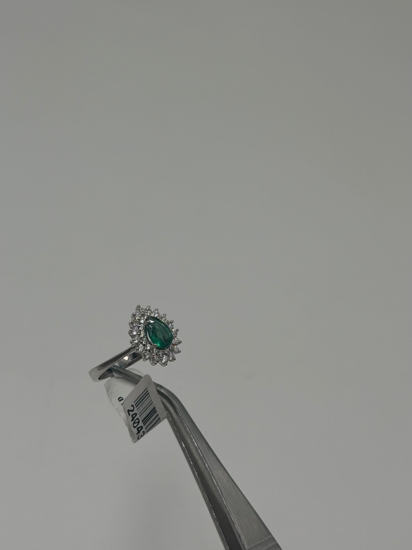 Anillo Diamantes con Esmeralda