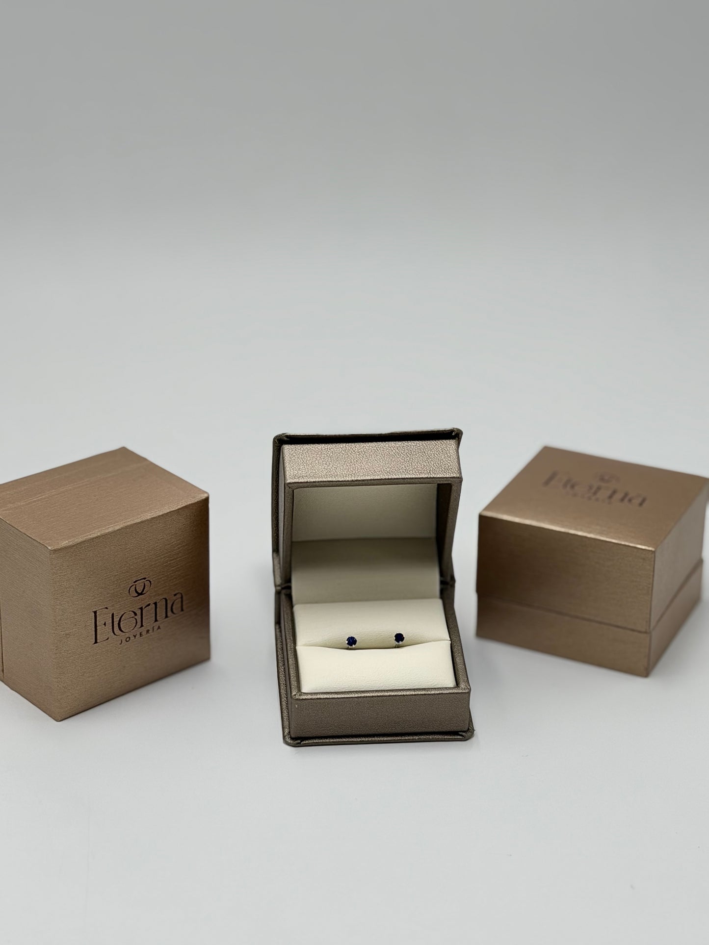 Broquel Zafiro Oro blanco 14k