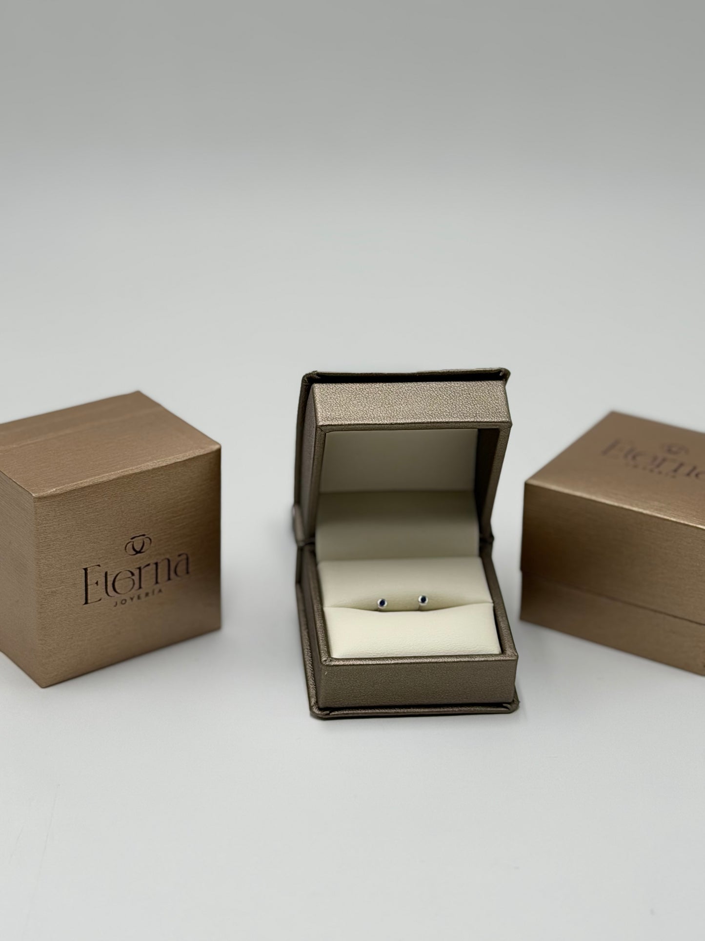 Broquel Zafiro oro blanco 14k