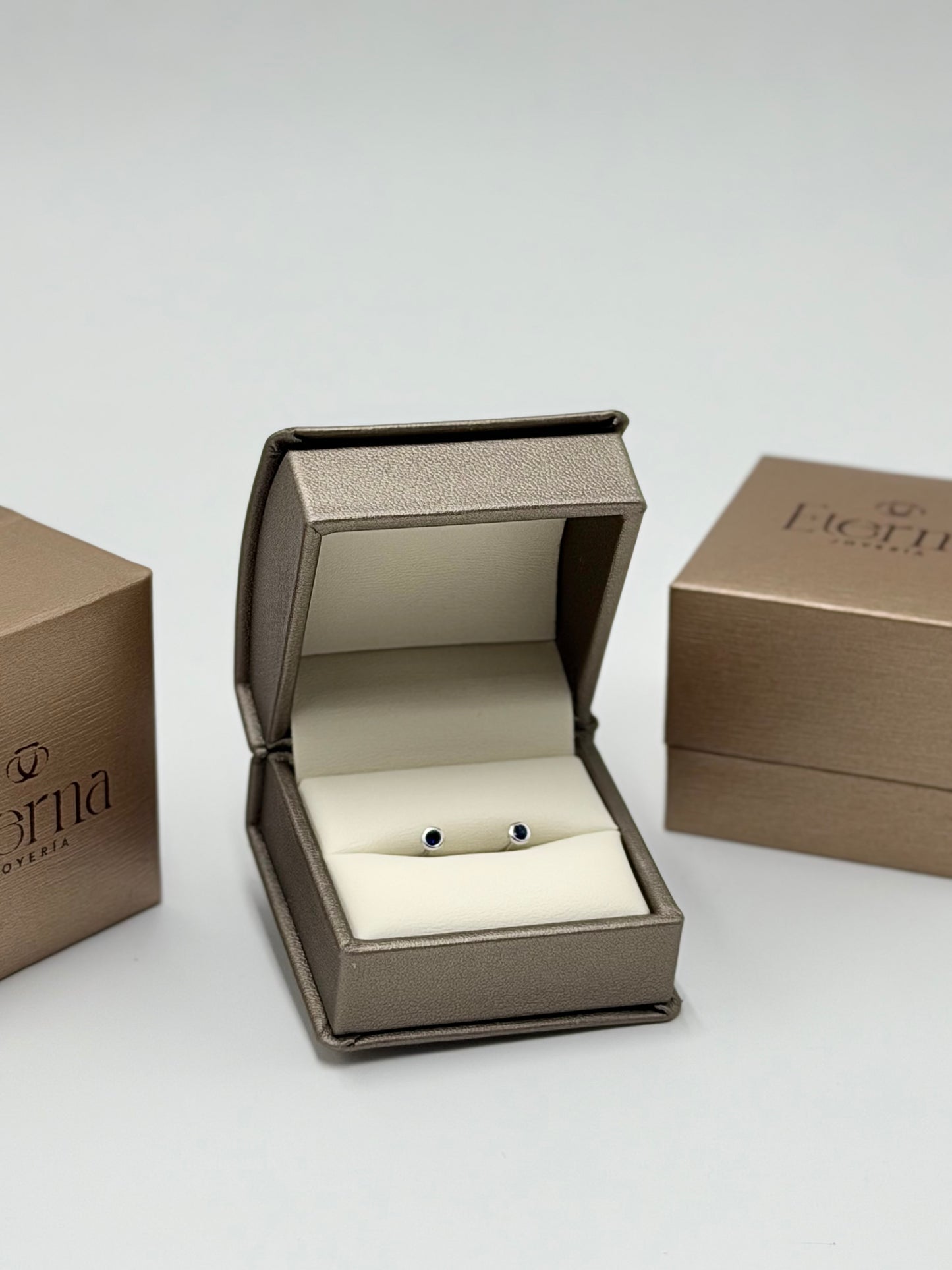 Broquel Zafiro Oro blanco 14k
