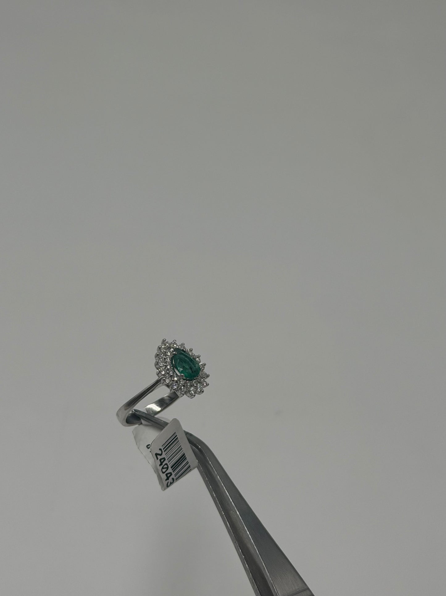 Anillo Diamantes con Esmeralda