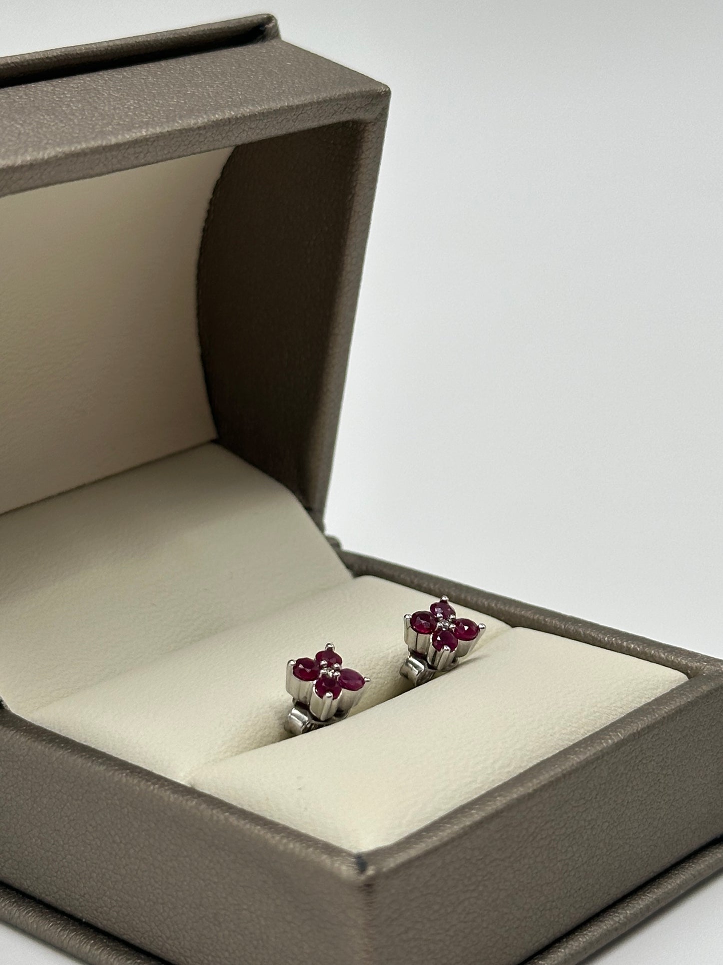 Pendientes Diamante y Ruby natural