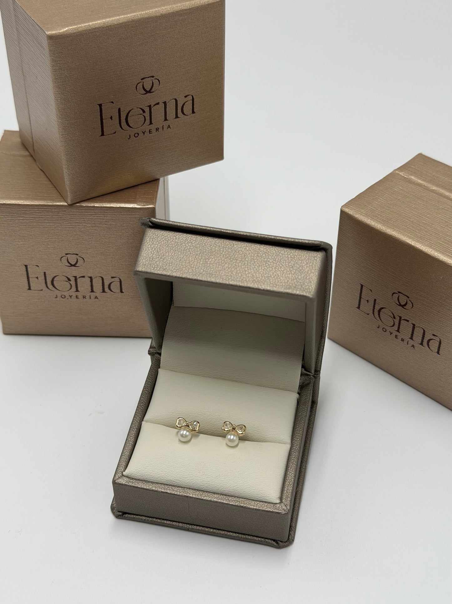 Broquel Oro 10K Perla