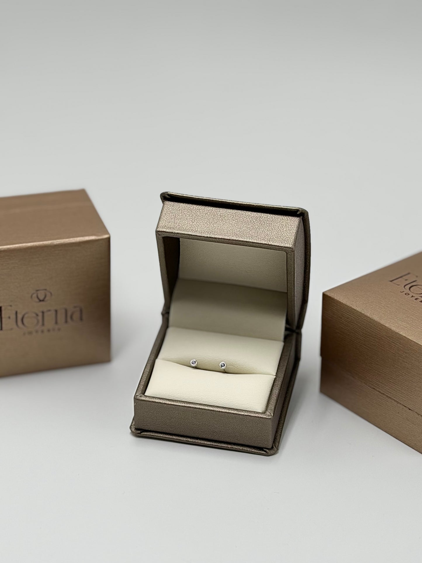 Broquel Zafiro oro blanco 14k