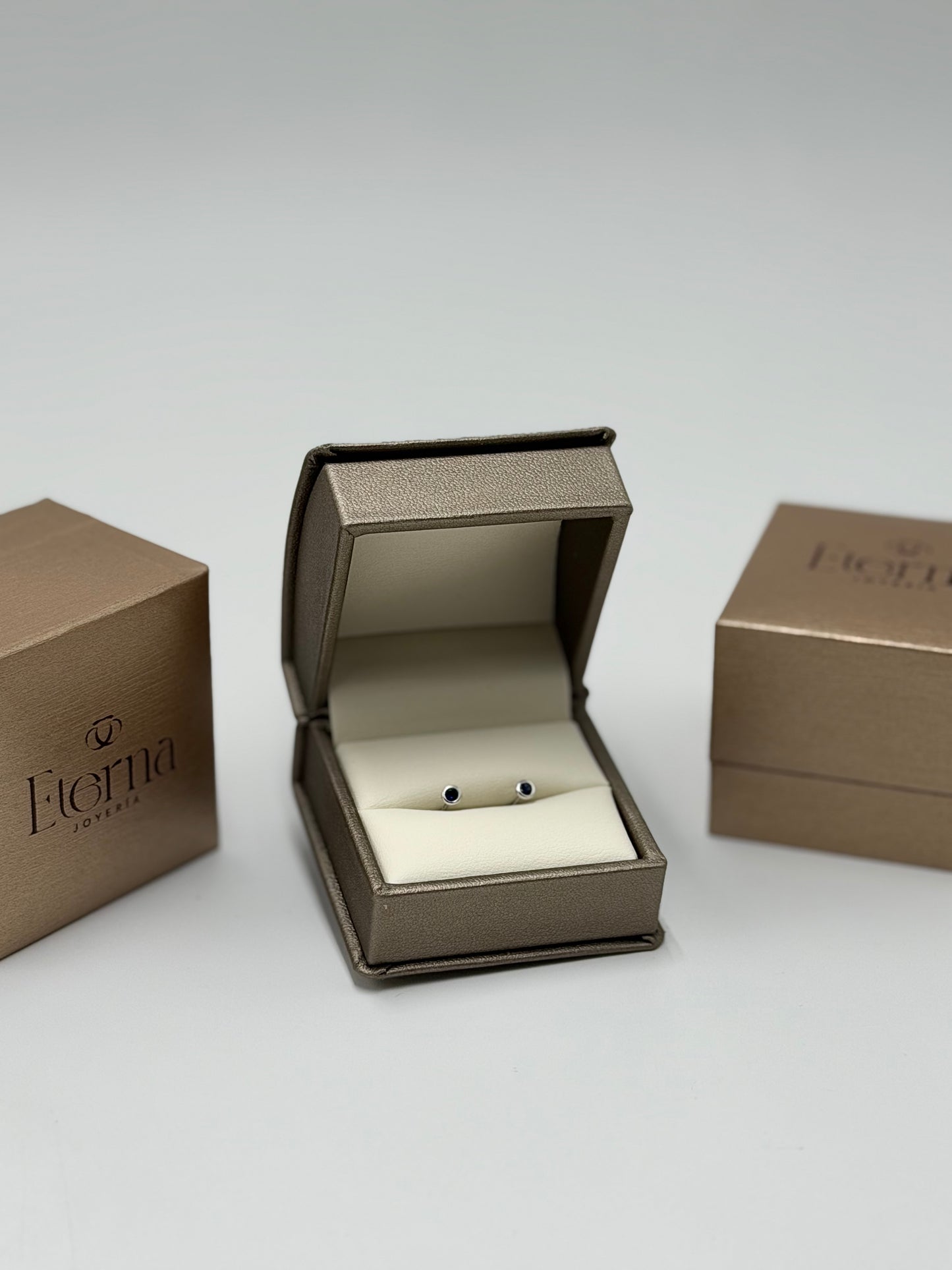 Broquel Zafiro Oro blanco 14k